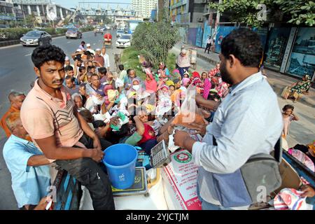 Dhaka, Wari, Bangladesch. November 2024. Am 14. November 2024 stehen Menschen in Dhaka, Bangladesch, in einer Warteschlange, um staatlich subventionierte Lebensmittel zu kaufen. (Kreditbild: © Habibur Rahman/ZUMA Press Wire) NUR REDAKTIONELLE VERWENDUNG! Nicht für kommerzielle ZWECKE! Stockfoto