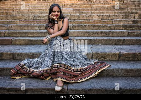 Junge Frau in traditioneller Kleidung, Gujarat, Indien Stockfoto