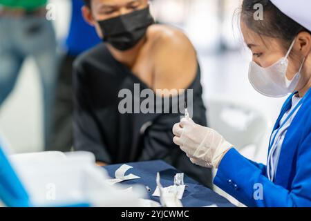 Führen Sie vor der Injektion des Patienten im Krankenhaus einen Test durch. Stockfoto