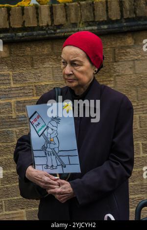 London, Großbritannien. April 2018. Eine Frau, die in den 1950er Jahren in die Gegend kam und deren Tochter im Kinderzimmer im Grenfell Tower arbeitete, hält ein Poster „Just US for Grenfell“ bei der Mahnwache vor der Notting Hill Methodist Church für alle, die im Grenfell Tower Feuer ums Leben kamen. Nach Reden der CSC, Moyra Samuels von Justice4Grenfell und einer Gärtnerin von der Gärtnerei im Turm gab es eine kurze Stille in ihrem Gedächtnis. Die Redner haben deutlich gemacht, dass die Katastrophe immer mehr zu Tage tritt, und dass sie vollkommen vermeidbar ist, und die Aktionen der Th Stockfoto