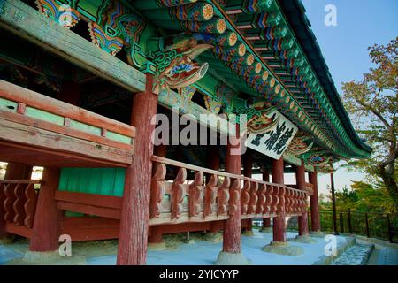 Gangneung, Südkorea - 3. November 2024: Das lebendige und aufwendig dekorierte Äußere des Gyeongpodae Pavillons zeigt traditionelle koreanische Archi Stockfoto