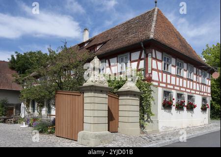 Hoftor mit Vasenbefestigungen von 1774, rechts ehemaliger Ebracher Schultheissenhof von 1778, Huettenheim 58, Huettenheim, Unterfranken, B Stockfoto