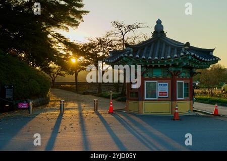 Gangneung, Südkorea - 3. November 2024: Der Eingangsinformationsstand im traditionellen Stil in der Nähe des Gyeongpodae Pavillons wird vom sanften Strahl beleuchtet Stockfoto