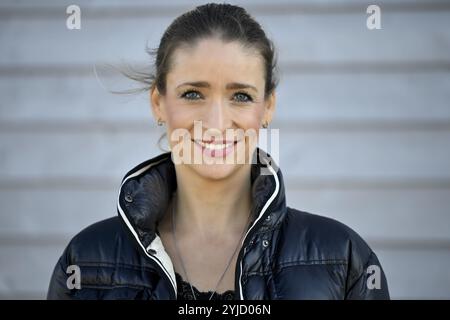 Junge Frau, blond, Porträt, lächelnd, Stuttgart, Baden-Württemberg, Deutschland, Europa Stockfoto