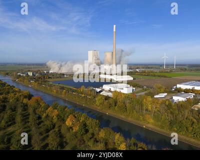 Ein Kohlekraftwerk mit Rauchschornsteinen in ländlicher Umgebung, umgeben von Windturbinen und einem Kanal, Sprengung der Aschesilos, Kohlefeuer po Stockfoto