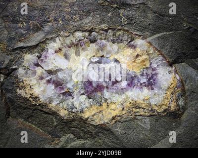 Mineralien im Felsen der Besuchergalerie der Steinkaulenberg Edelsteinbergwerke, Schaubergwerk in Idar-Oberstein, Rheinpland-Pfalz, Deutschland, Europa Stockfoto