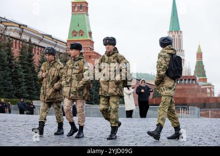 Soldaten russischer Streitkräfte in Tarnform, die auf dem Roten Platz auf Kreml-Hintergrund laufen Stockfoto