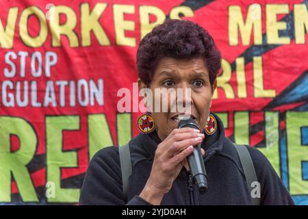 London, Großbritannien. April 2018. Moyra Samuels von Justice 4Grenfell spricht bei der Mahnwache der Construction Safety Campaign vor der Notting Hill Methodist Church für alle, die beim Feuer im Grenfell Tower ums Leben kamen. Nach Reden der CSC, Moyra Samuels von Justice4Grenfell und einer Gärtnerin von der Gärtnerei im Turm gab es eine kurze Stille in ihrem Gedächtnis. Die Redner haben deutlich gemacht, dass die Katastrophe immer deutlicher wird, dass sie vollkommen vermeidbar ist, und dass die Maßnahmen des rates und seiner TMO, die brennbare Verkleidung spezifizieren, unsachgemäß anwenden, vorsehen Stockfoto