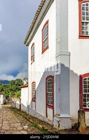 Straße und Häuser in der historischen Stadt Tiradentes in Minas Gerais, Tiradentes, Minas Gerais, Brasilien, Südamerika Stockfoto