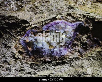 Mineralien im Felsen der Besuchergalerie der Steinkaulenberg Edelsteinbergwerke, Schaubergwerk in Idar-Oberstein, Rheinpland-Pfalz, Deutschland, Europa Stockfoto