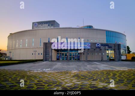 Gangneung, Südkorea - 3. November 2024: Die Fassade des Gyeongpo Aquariums in Gangneung, Südkorea, in der Abenddämmerung. Diese beliebte Attraktion in der Nähe von Gyeongpo Stockfoto