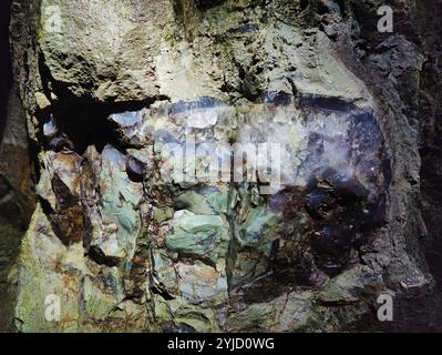 Grüner jaspis mit Steinkristall in der Besuchergalerie der Steinkaulenberg Edelsteinminen, Idar-Oberstein, Rheinpland-Pfalz, Deutschland, Europa Stockfoto