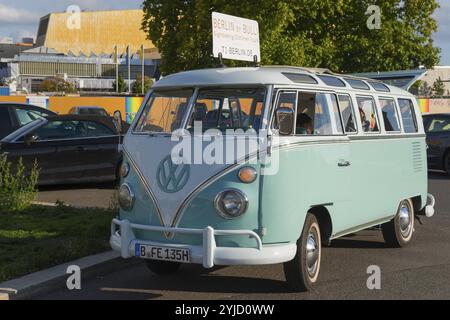 Mintgrüner VW Oldtimer-Bus auf einer Straße in Berlin, Retro-Stil, Stadtbesichtigung mit VW Bulli, VW T1, Berlin, Deutschland, Europa Stockfoto