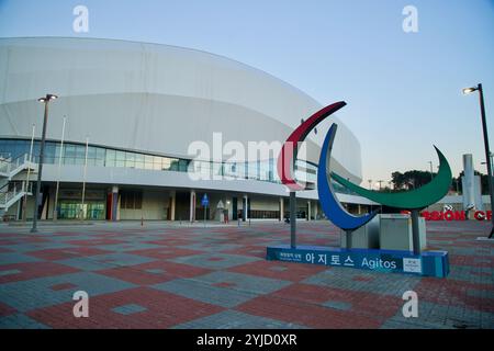 Gangneung, Südkorea - 3. November 2024: Außenansicht des Olympischen Museums von Gangneung mit den Agitos, die den paralympischen Geist symbolisieren. Th Stockfoto