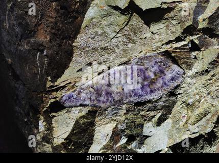 Mineralien im Felsen der Besuchergalerie der Steinkaulenberg Edelsteinbergwerke, Schaubergwerk in Idar-Oberstein, Rheinpland-Pfalz, Deutschland, Europa Stockfoto