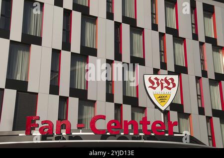 VfB Stuttgart Fan Center im Carl Benz Center, Fassade, Stuttgart, Baden-Württemberg, Deutschland, Europa Stockfoto