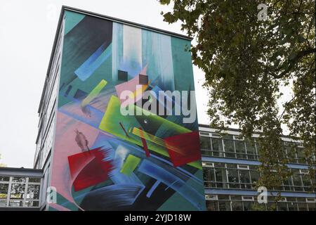 Abstraktes Wandbild in hellen Farben an einem Schulgebäude, von Graffiti-Künstler MAD C, Düsseldorf, Nordrhein-Westfalen, Deutschland, Europa Stockfoto