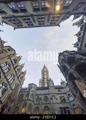 Münchner Rathaus, Innenhof, Blick aus der Froschperspektive, München, Bayern, Deutschland, Europa Stockfoto