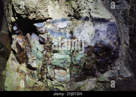 Grüner jaspis mit Steinkristall in der Besuchergalerie der Steinkaulenberg Edelsteinminen, Idar-Oberstein, Rheinpland-Pfalz, Deutschland, Europa Stockfoto