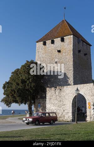 Altes Volvo vor einem mittelalterlichen Verteidigungsturm, Stadtmauer, ehemalige Hansestadt Visby, UNESCO-Weltkulturerbe, Gotland Island, Schweden Stockfoto