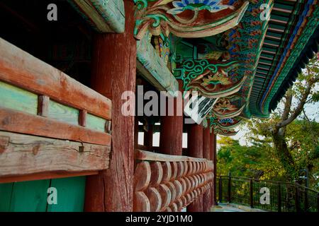 Gangneung, Südkorea - 3. November 2024: Eine Nahaufnahme der kunstvollen Holzarchitektur des Gyeongpodae Pavillons, die die komplizierten Schnitzereien hervorhebt Stockfoto