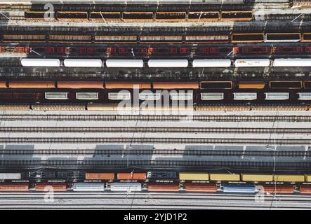 Güterzüge close-up. Luftaufnahme von bunten Güterzüge auf dem Bahnhof. Wagen mit Güter auf die Bahn. Die Schwerindustrie. Industrielle anhand von quantitativen Simulatio Stockfoto