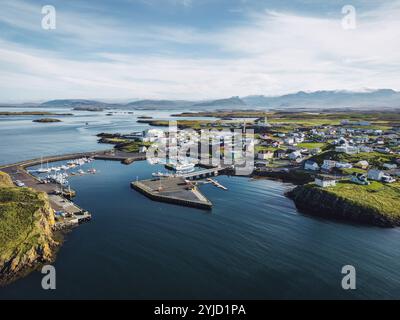 Wunderschöner Blick aus der Vogelperspektive auf den Hafen von Stykkisholmskirkja mit Fischerbooten in Stykkisholmur Stadt im Westen Islands. Blick auf die Stadt von Sugandisey Cl Stockfoto