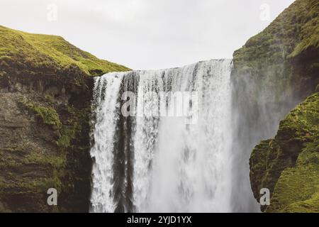 Berühmter Skogafoss Wasserfall am Skoga Fluss. Island, Europa. Landschaftsfotografie. Stockfoto