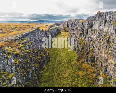 Blick aus der Vogelperspektive auf den Thingvellir-Nationalpark, die berühmte Gegend in Island, direkt an der Stelle, wo die atlantischen tektonischen Platten aufeinander treffen. UNESCO-Weltkulturerbe Sit Stockfoto