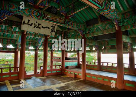 Gangneung, Südkorea - 3. November 2024: Das Innere des Gyeongpodae Pavillons ist mit traditioneller koreanischer Holzarchitektur mit lebhaften Farben dekoriert Stockfoto