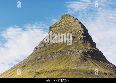 Blick auf die Landschaft von Kirkjufellsfoss am Tag, blauer Himmel und wunderschöne Wolken. Der Wasserfall ist berühmt und ein beliebter Touristenort in Island. Stockfoto