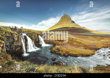 Blick auf die Landschaft von Kirkjufellsfoss am Tag, blauer Himmel und wunderschöne Wolken. Der Wasserfall ist berühmt und ein beliebter Touristenort in Island. Stockfoto