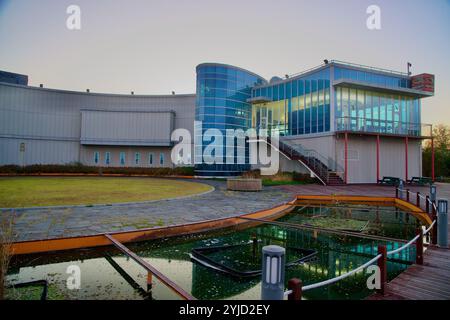 Gangneung, Südkorea - 3. November 2024: Die zeitgenössische Architektur des Gyeongpo Aquariums in Gangneung, Südkorea, mit Glasfassaden, A Stockfoto