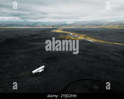 Abgestürztes Militärflugzeug im schwarzen Sand Solheimasandur Beach. Die US Navy DC-3 Superbus-Flugzeugabsturz landete in Island. Solheimasandur Strand, in der Nähe Stockfoto