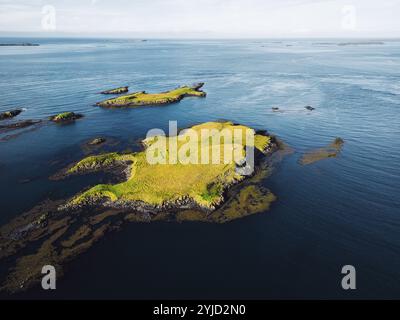 Wunderschöner Blick aus der Vogelperspektive auf den Hafen von Stykkisholmskirkja mit Fischerbooten in Stykkisholmur Stadt im Westen Islands. Blick auf die Stadt von Sugandisey Cl Stockfoto