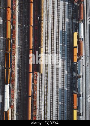 Güterzüge close-up. Luftaufnahme von bunten Güterzüge auf dem Bahnhof. Wagen mit Güter auf die Bahn. Die Schwerindustrie. Industrielle anhand von quantitativen Simulatio Stockfoto