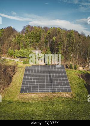 Luftaufnahme von Solarpaneelen. Blickpunkt der Drohne, fliegen über einen Hügel in der Landschaft in Solarzellen Stockfoto