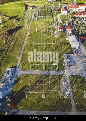 Stromunterspannwerk auf der Landesseite Sloweniens. Felder und Wälder rund um das Kraftwerk in den Vororten. Luftaufnahme Stockfoto