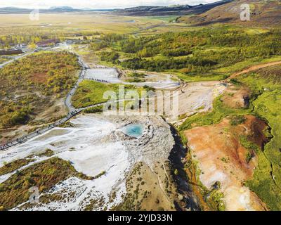 Strokkur Geysir aus der Vogelperspektive, Geysir Hot Springs, Great Geysir in Island Stockfoto