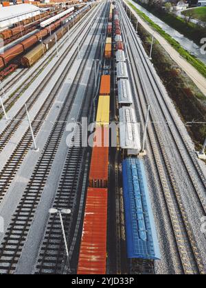 Güterzüge close-up. Luftaufnahme von bunten Güterzüge auf dem Bahnhof. Wagen mit Güter auf die Bahn. Die Schwerindustrie. Industrielle anhand von quantitativen Simulatio Stockfoto