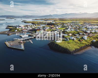 Wunderschöner Blick aus der Vogelperspektive auf den Hafen von Stykkisholmskirkja mit Fischerbooten in Stykkisholmur Stadt im Westen Islands. Blick auf die Stadt von Sugandisey Cl Stockfoto