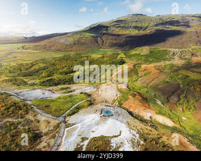 Strokkur Geysir aus der Vogelperspektive, Geysir Hot Springs, Great Geysir in Island Stockfoto