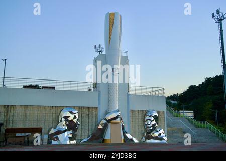 Gangneung, Südkorea - 3. November 2024: Dekorative Skulpturen und die Replik der olympischen Fackel im Olympischen Museum Gangneung, symbolisiert das spir Stockfoto