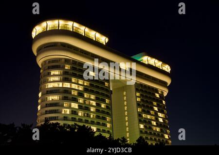 Gangneung, Südkorea - 3. November 2024: Das Skybay Hotel Gyeongpo steht im Licht der dunklen Nacht und zeigt seine einzigartige Architektur Stockfoto