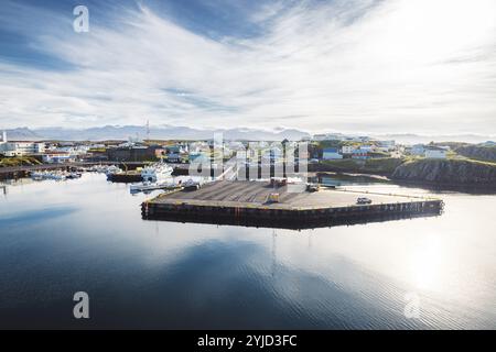 Wunderschöner Blick aus der Vogelperspektive auf den Hafen von Stykkisholmskirkja mit Fischerbooten in Stykkisholmur Stadt im Westen Islands. Blick auf die Stadt von Sugandisey Cl Stockfoto