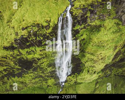 Isländischer Wasserfall in isländischer Naturlandschaft. Berühmte Touristenattraktionen und Wahrzeichen Ziel in isländischer Naturlandschaft auf Südisland. Stockfoto
