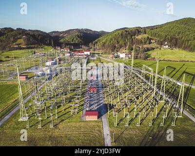 Stromunterspannwerk auf der Landesseite Sloweniens. Felder und Wälder rund um das Kraftwerk in den Vororten. Luftaufnahme Stockfoto