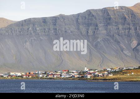 Wunderschöner Blick aus der Vogelperspektive auf den Hafen von Stykkisholmskirkja mit Fischerbooten in Stykkisholmur Stadt im Westen Islands. Blick auf die Stadt von Sugandisey Cl Stockfoto