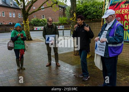 London, Großbritannien. April 2018. Moyra Samuels von Justice 4Grenfell spricht bei der Mahnwache der Construction Safety Campaign vor der Notting Hill Methodist Church für alle, die beim Feuer im Grenfell Tower ums Leben kamen. Nach Reden der CSC, Moyra Samuels von Justice4Grenfell und einer Gärtnerin von der Gärtnerei im Turm gab es eine kurze Stille in ihrem Gedächtnis. Die Redner haben deutlich gemacht, dass die Katastrophe immer deutlicher wird, dass sie vollkommen vermeidbar ist, und dass die Maßnahmen des rates und seiner TMO, die brennbare Verkleidung spezifizieren, unsachgemäß anwenden, vorsehen Stockfoto