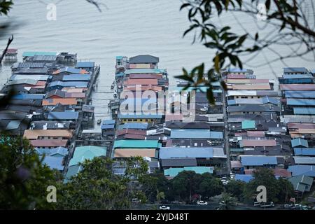 Blick auf das Wasserdorf vom Hügel in Borneo Malaysia Stockfoto